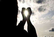 问鼎娱乐：王一博参加中国超级跑车锦标赛 赛车测试赛时发生事故 因赛道湿滑积水导致车辆失控.